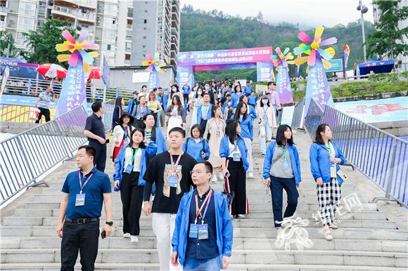 百家融媒重庆行丨欣赏水上运动 全国网媒记者在乌江体验“速度与激情”