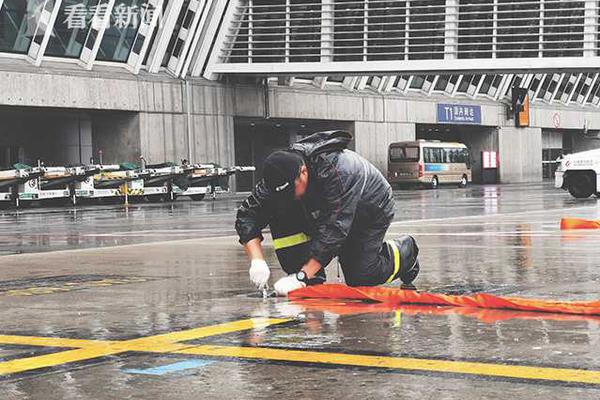 国产首艘大型邮轮启航 开启试运营航次